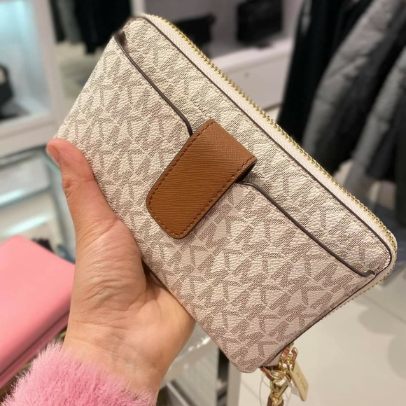 MICHAEL KORS PHONE WALLET WRISTLET - Picture 2 of 4